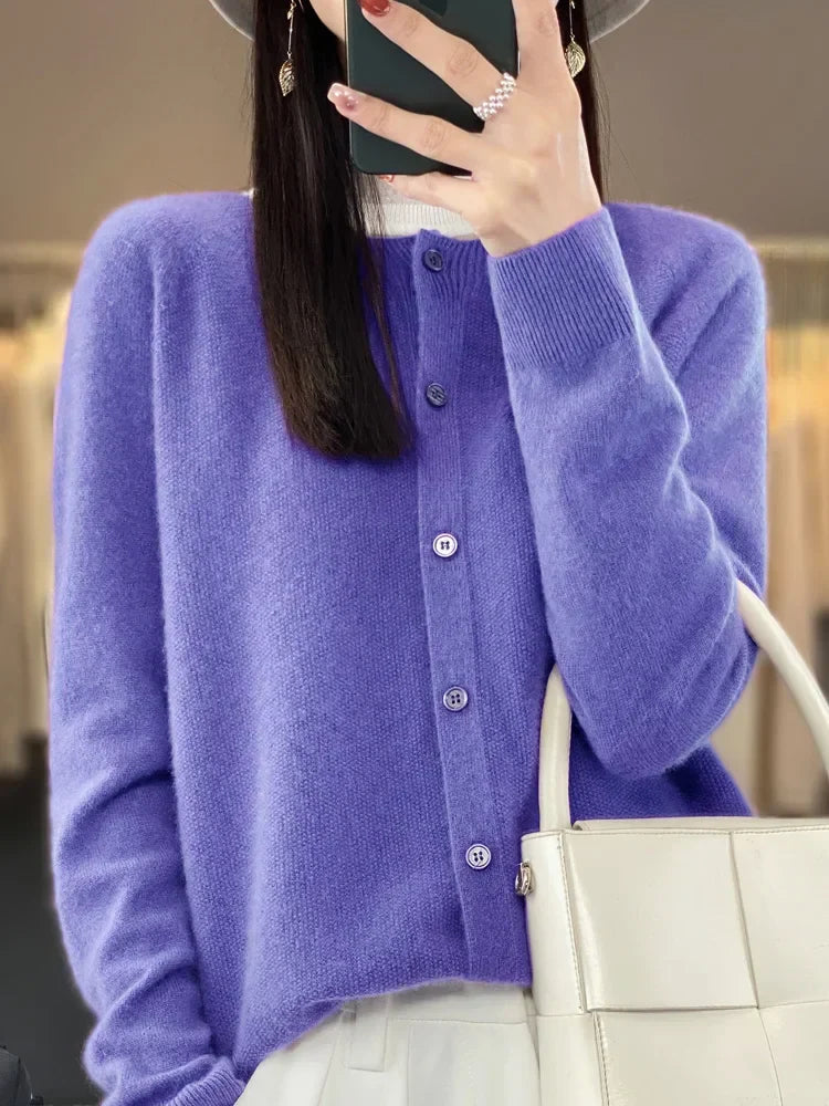 Cardigan élégant, toute saison.  Coupe flatteuse, matière douce.  Parfait pour un look chic et décontracté.