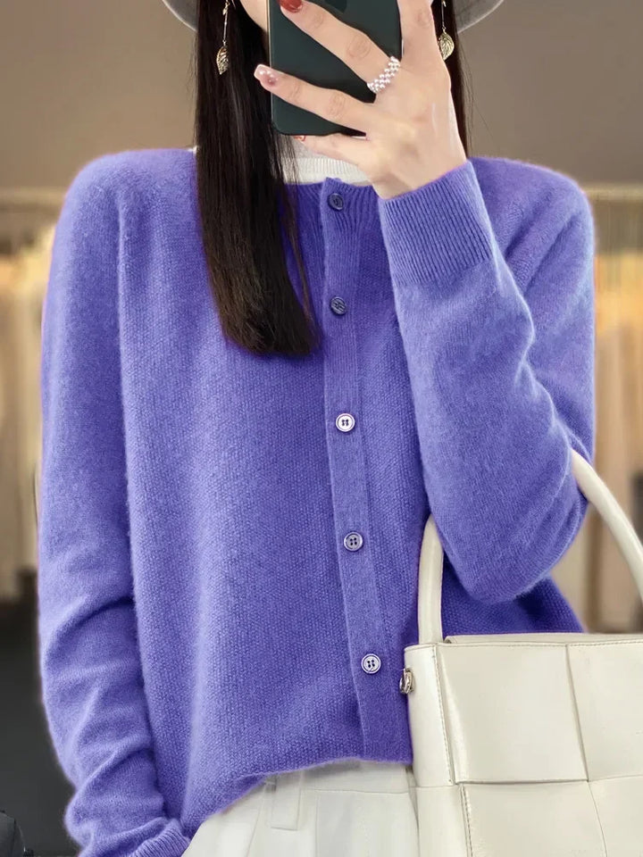 Cardigan élégant, toute saison.  Coupe flatteuse, matière douce.  Parfait pour un look chic et décontracté.