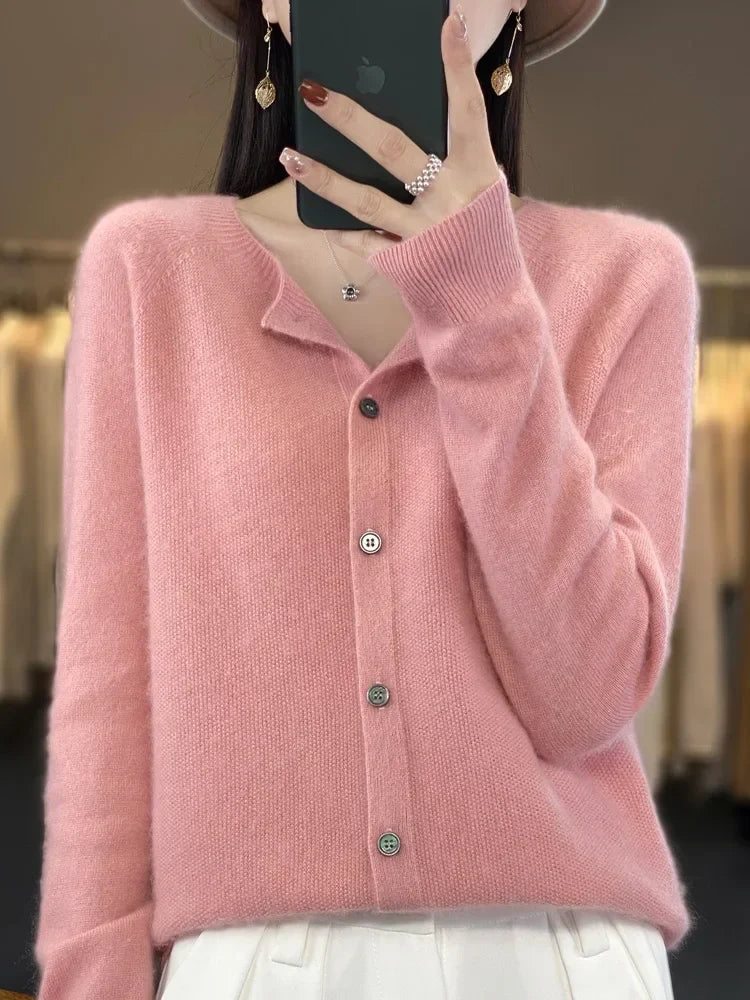 Cardigan élégant, toute saison.  Coupe flatteuse, matière douce.  Parfait pour un look chic et décontracté.