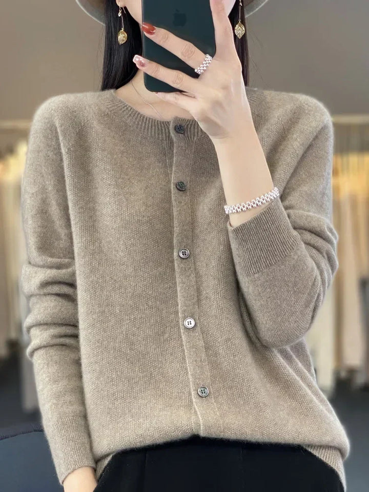 Cardigan élégant, toute saison.  Coupe flatteuse, matière douce.  Parfait pour un look chic et décontracté.
