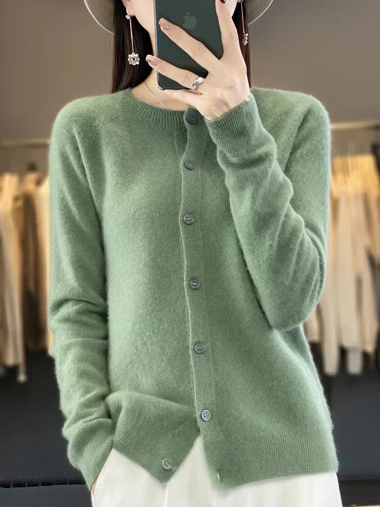 Cardigan élégant, toute saison.  Coupe flatteuse, matière douce.  Parfait pour un look chic et décontracté.