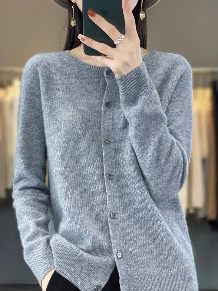 Cardigan élégant, toute saison.  Coupe flatteuse, matière douce.  Parfait pour un look chic et décontracté.