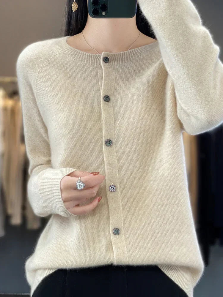 Cardigan élégant, toute saison.  Coupe flatteuse, matière douce.  Parfait pour un look chic et décontracté.