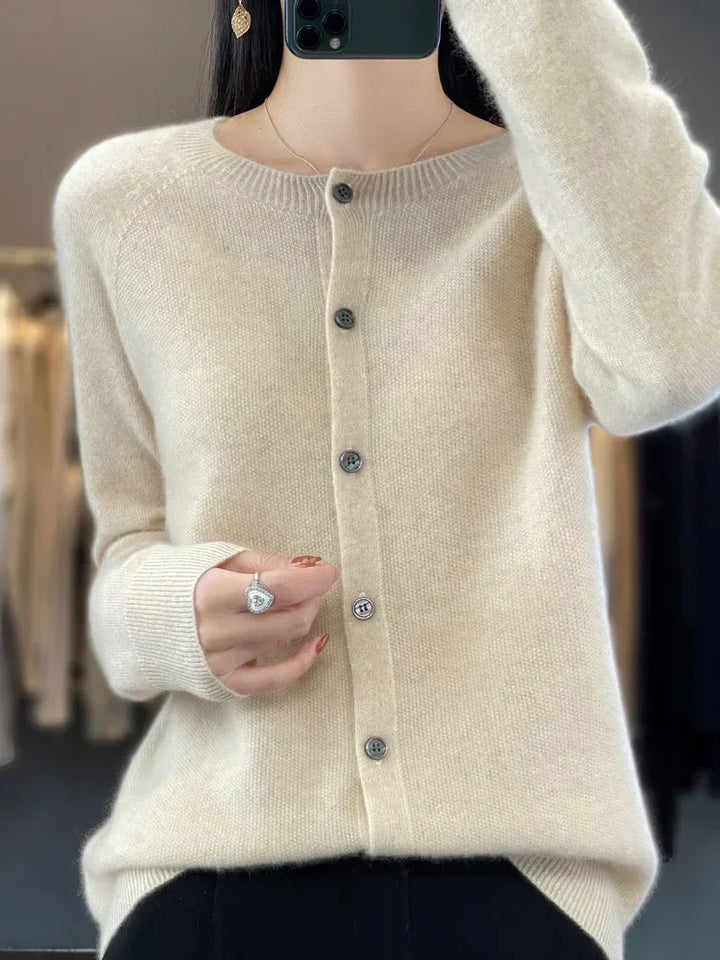 Cardigan élégant, toute saison.  Coupe flatteuse, matière douce.  Parfait pour un look chic et décontracté.