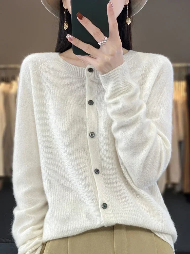 Cardigan élégant, toute saison.  Coupe flatteuse, matière douce.  Parfait pour un look chic et décontracté.