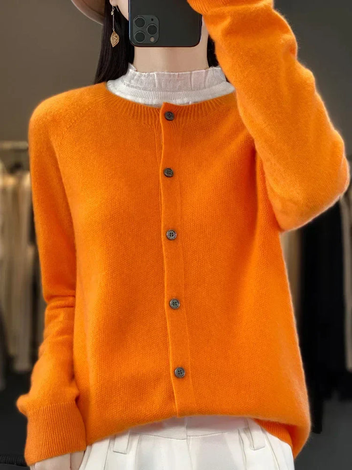 Cardigan élégant, toute saison.  Coupe flatteuse, matière douce.  Parfait pour un look chic et décontracté.