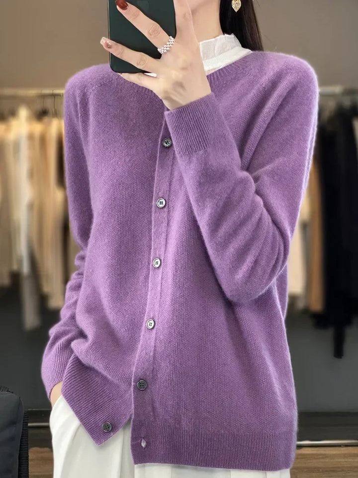 Cardigan élégant, toute saison.  Coupe flatteuse, matière douce.  Parfait pour un look chic et décontracté.