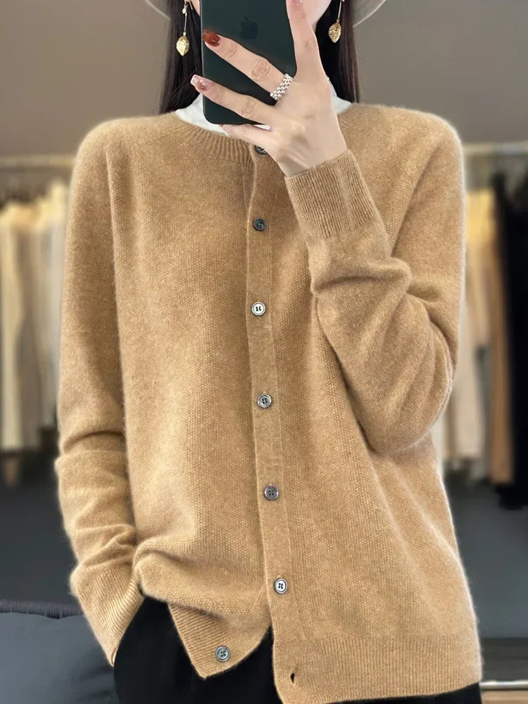 Cardigan élégant, toute saison.  Coupe flatteuse, matière douce.  Parfait pour un look chic et décontracté.