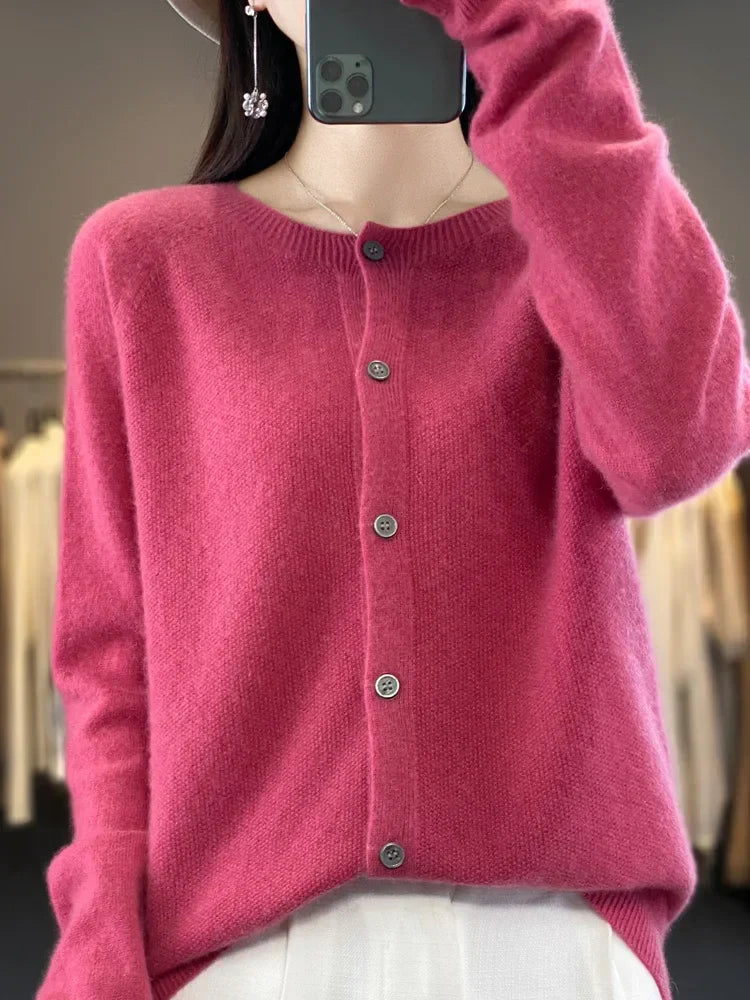 Cardigan élégant, toute saison.  Coupe flatteuse, matière douce.  Parfait pour un look chic et décontracté.