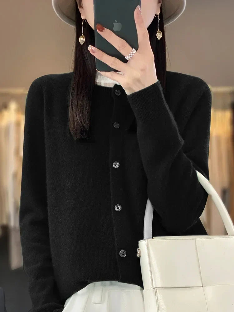 Cardigan élégant, toute saison.  Coupe flatteuse, matière douce.  Parfait pour un look chic et décontracté.