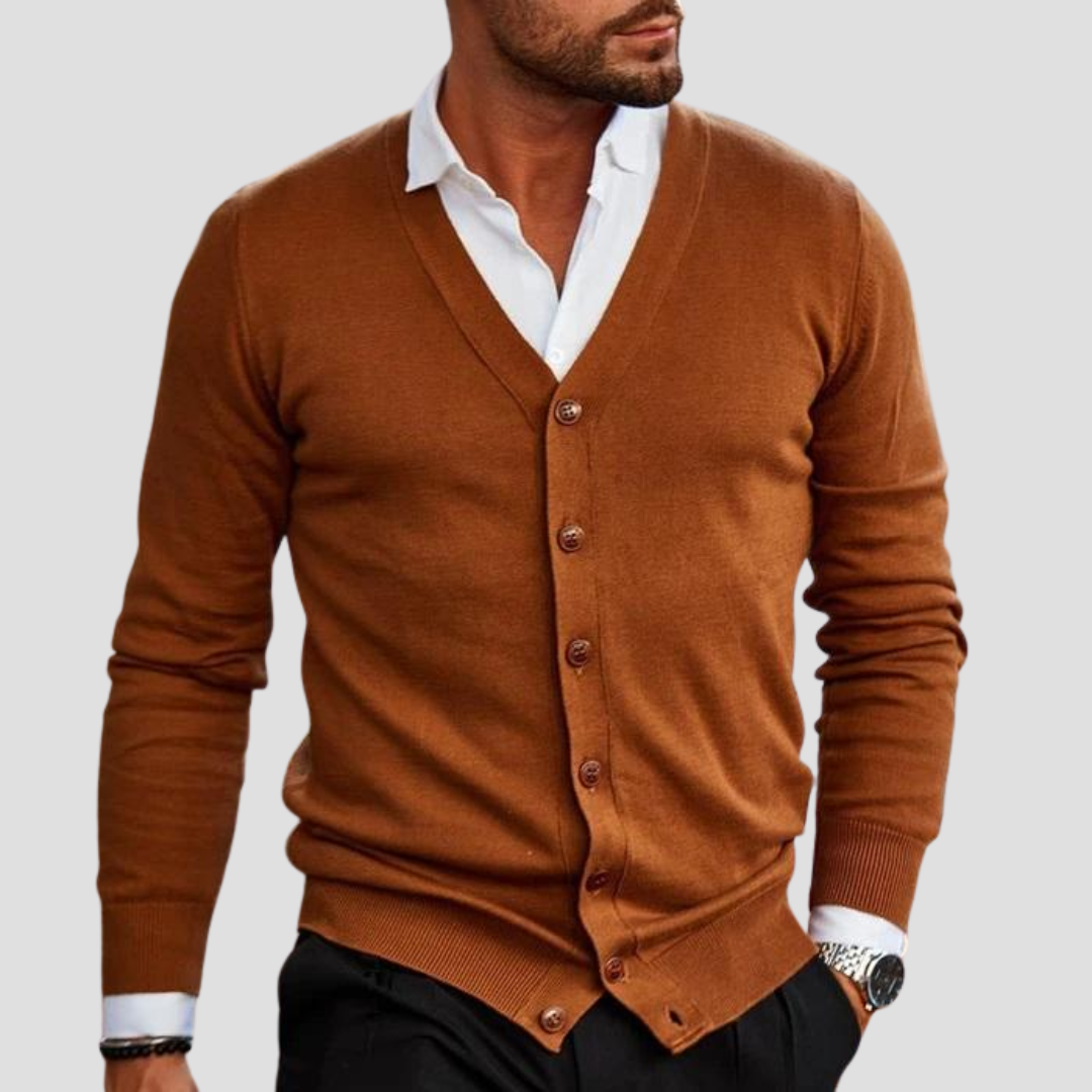 "Cardigan en coton mélangé pour homme, vue de face, col V, coupe ajustée, maille douce et respirante, boutons ton sur ton."