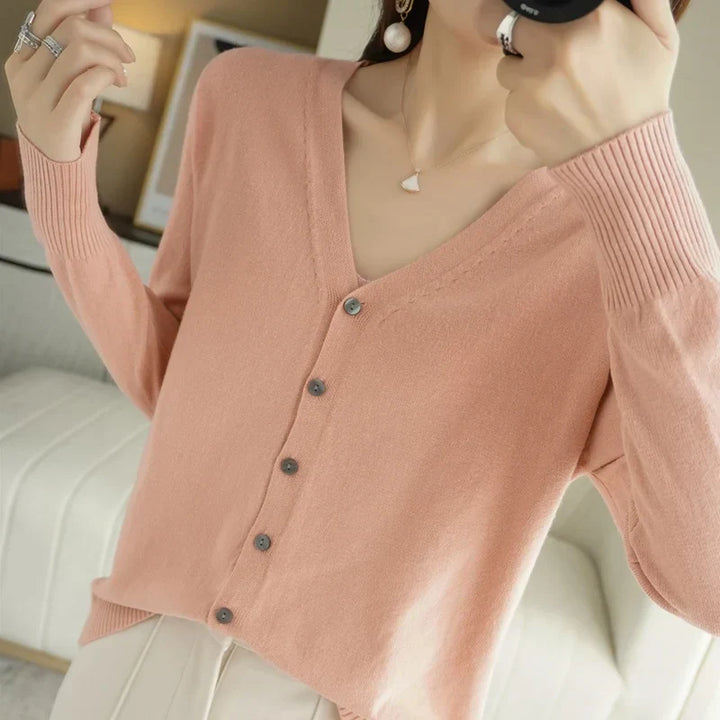 Cardigan femme col V, maille douce, automne/hiver.  Chaleur et élégance assurées.