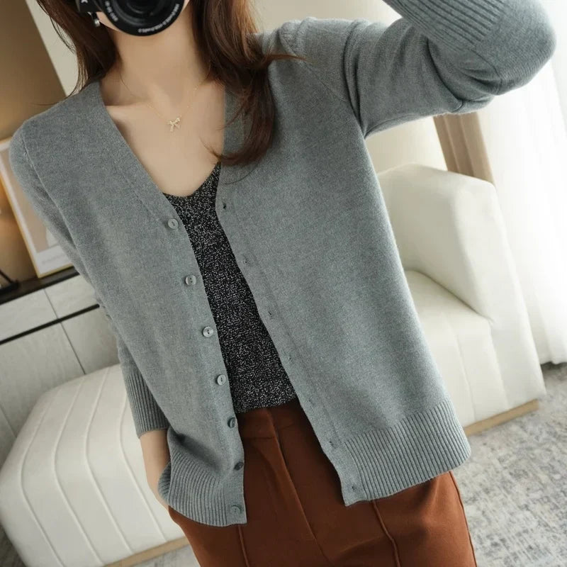 Cardigan femme col V, maille douce, automne/hiver.  Chaleur et élégance assurées.