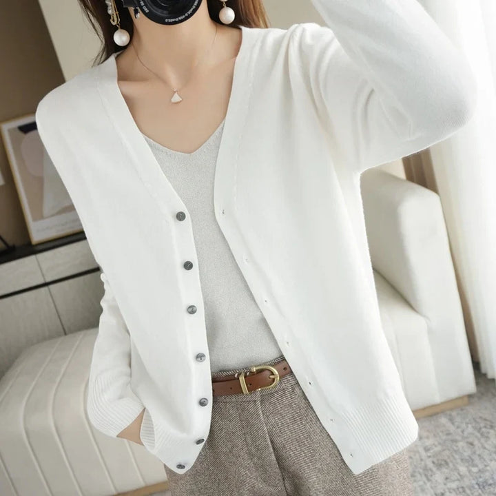 Cardigan femme col V, maille douce, automne/hiver.  Chaleur et élégance assurées.