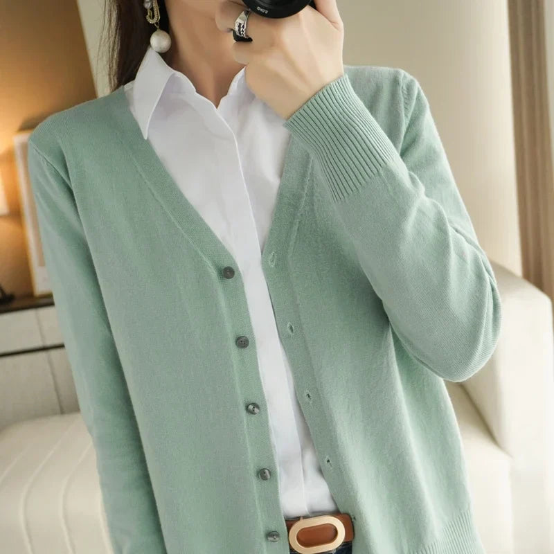 Cardigan femme col V, maille douce, automne/hiver.  Chaleur et élégance assurées.