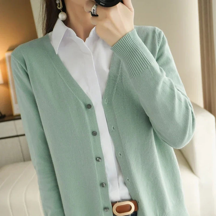 Cardigan femme col V, maille douce, automne/hiver.  Chaleur et élégance assurées.