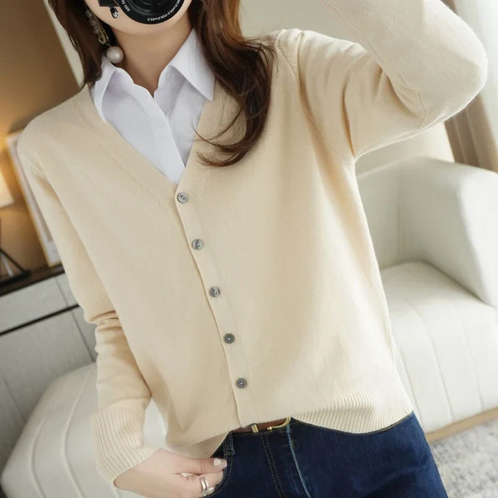 Cardigan femme col V, maille douce, automne/hiver.  Chaleur et élégance assurées.