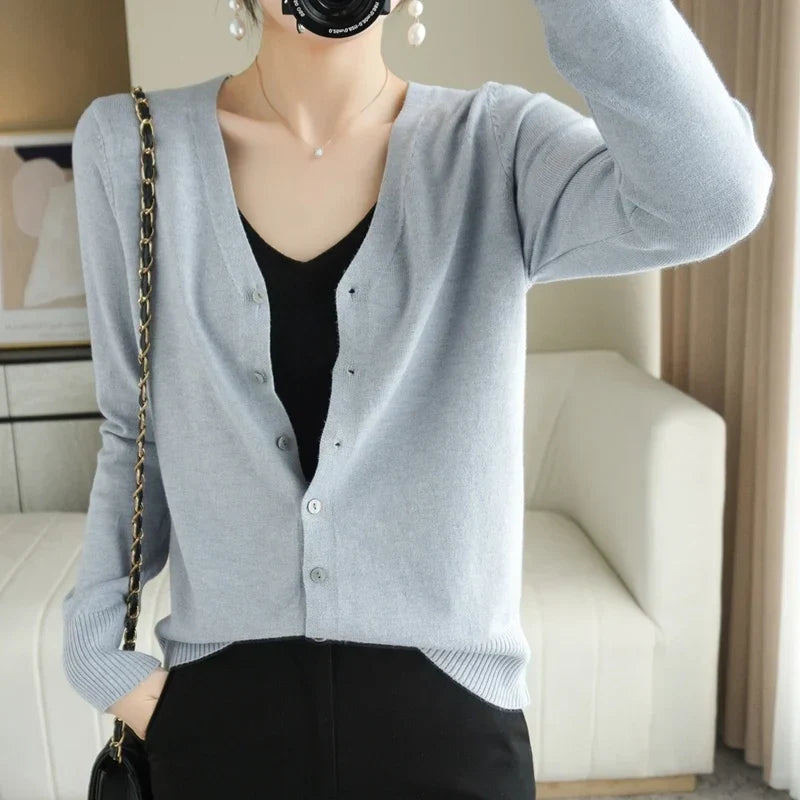 Cardigan femme col V, maille douce, automne/hiver.  Chaleur et élégance assurées.
