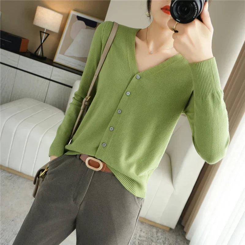Cardigan femme col V, maille douce, automne/hiver.  Chaleur et élégance assurées.