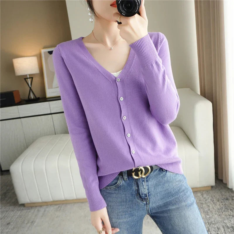 Cardigan femme col V, maille douce, automne/hiver.  Chaleur et élégance assurées.