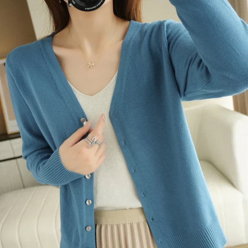 Cardigan femme col V, maille douce, automne/hiver.  Chaleur et élégance assurées.