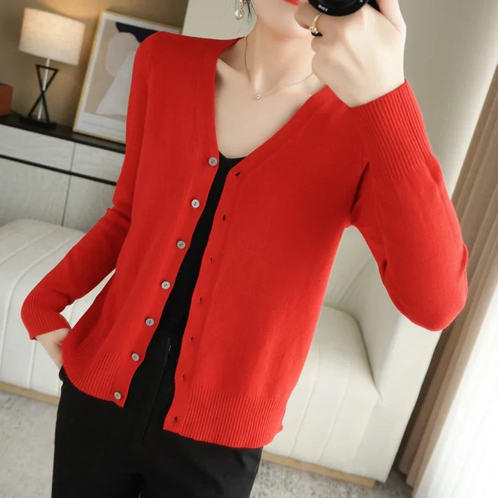 Cardigan femme col V, maille douce, automne/hiver.  Chaleur et élégance assurées.