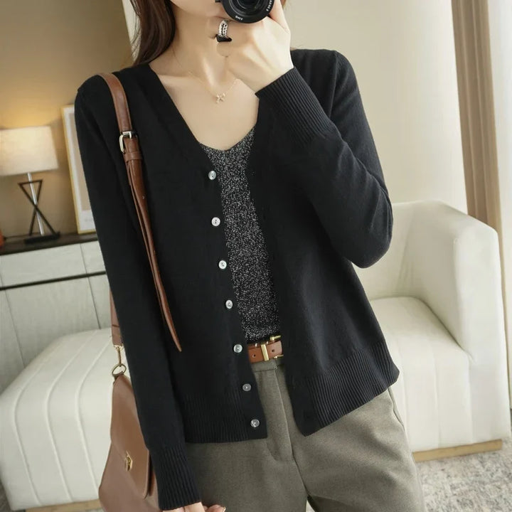 Cardigan femme col V, maille douce, automne/hiver.  Chaleur et élégance assurées.