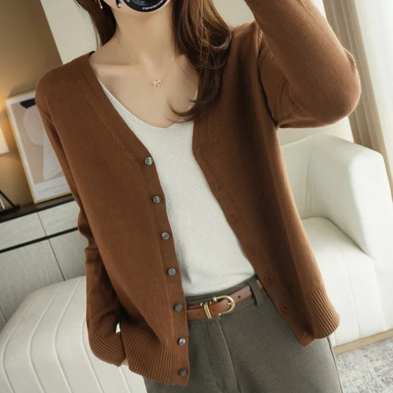 Cardigan femme col V, maille douce, automne/hiver.  Chaleur et élégance assurées.