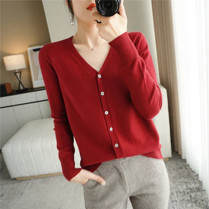 Cardigan femme col V, maille douce, automne/hiver.  Chaleur et élégance assurées.