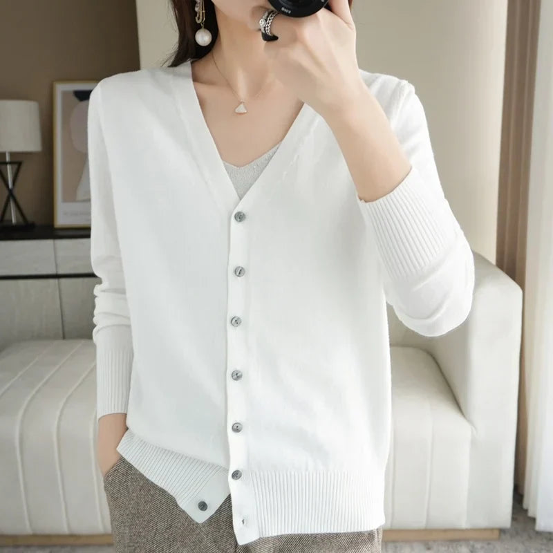 Cardigan femme col V, maille douce, automne/hiver.  Chaleur et élégance assurées.