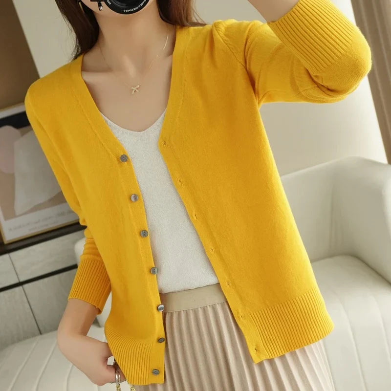 Cardigan femme col V, maille douce, automne/hiver.  Chaleur et élégance assurées.