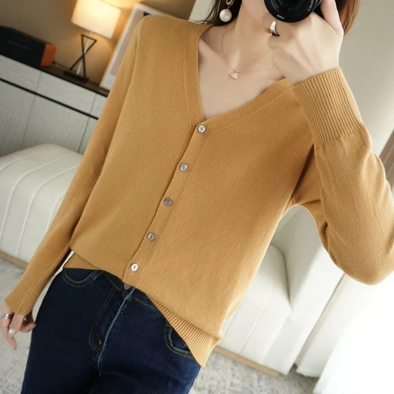 Cardigan femme col V, maille douce, automne/hiver.  Chaleur et élégance assurées.
