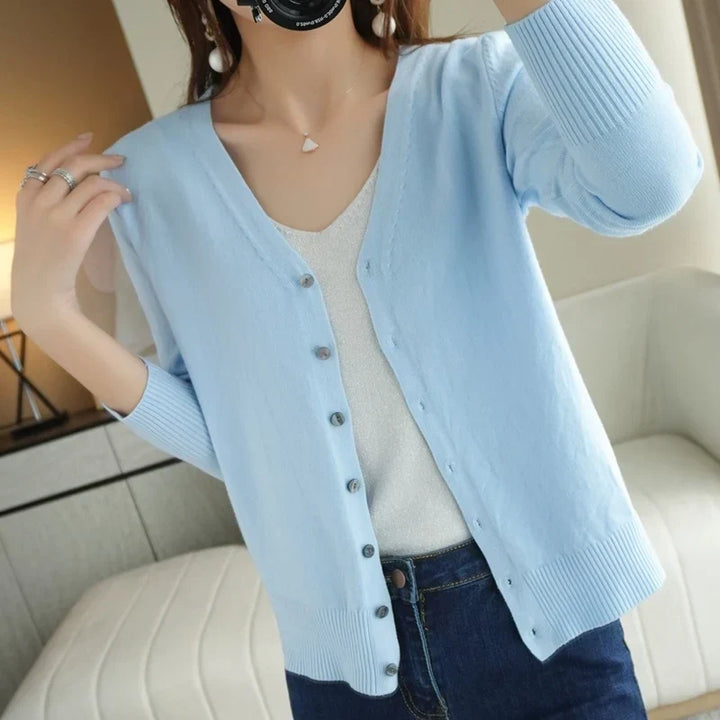 Cardigan femme col V, maille douce, automne/hiver.  Chaleur et élégance assurées.