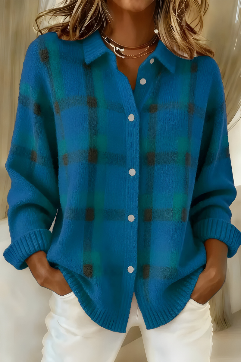 Cardigan femme doux et chaud à motif carreaux plaid. Veste confortable et élégante pour la mode automne hiver.