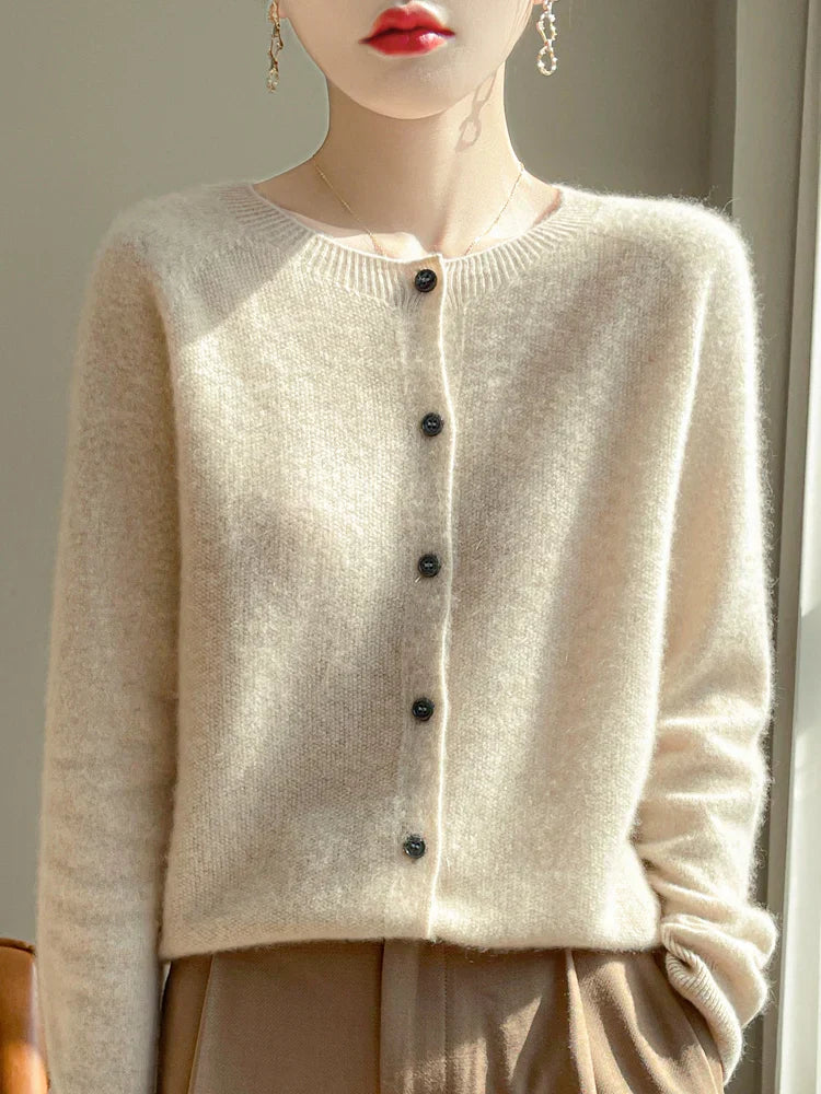 Cardigan femme élégant, maille fine et douce.  Confort supérieur, coupe flatteuse.  Parfait pour toutes occasions.