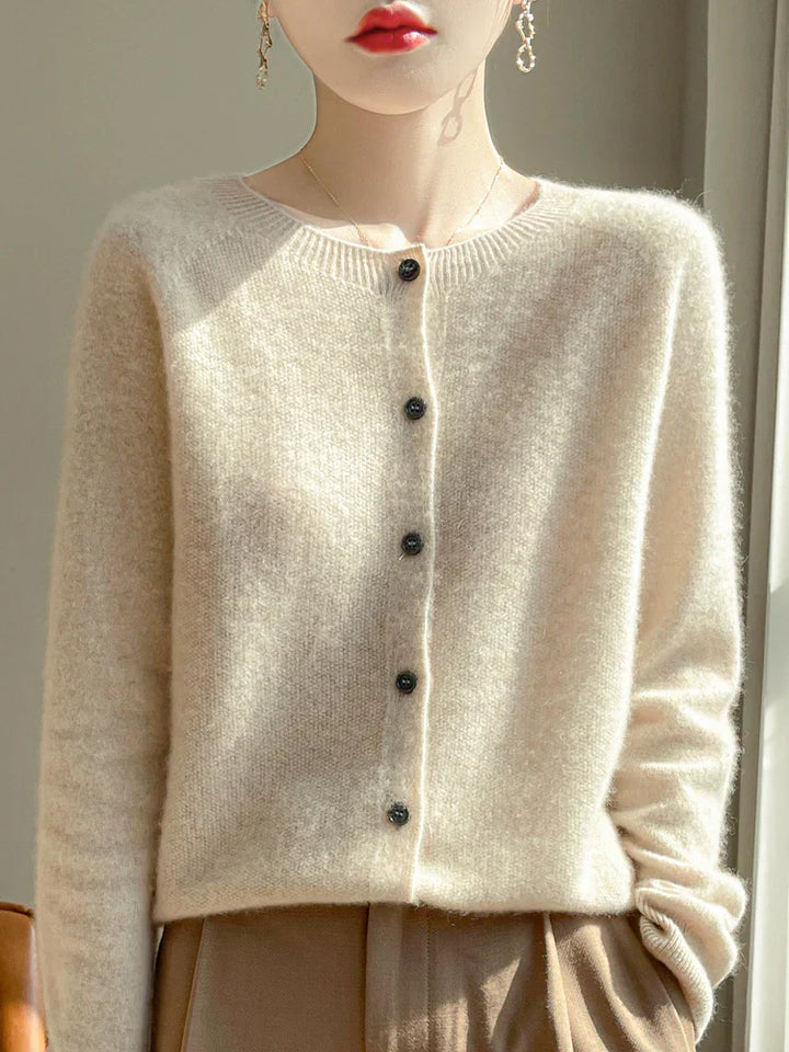 Cardigan femme élégant, maille fine et douce.  Confort supérieur, coupe flatteuse.  Parfait pour toutes occasions.