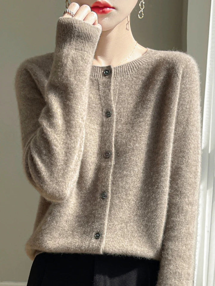 Cardigan femme élégant, maille fine et douce.  Confort supérieur, coupe flatteuse.  Parfait pour toutes occasions.