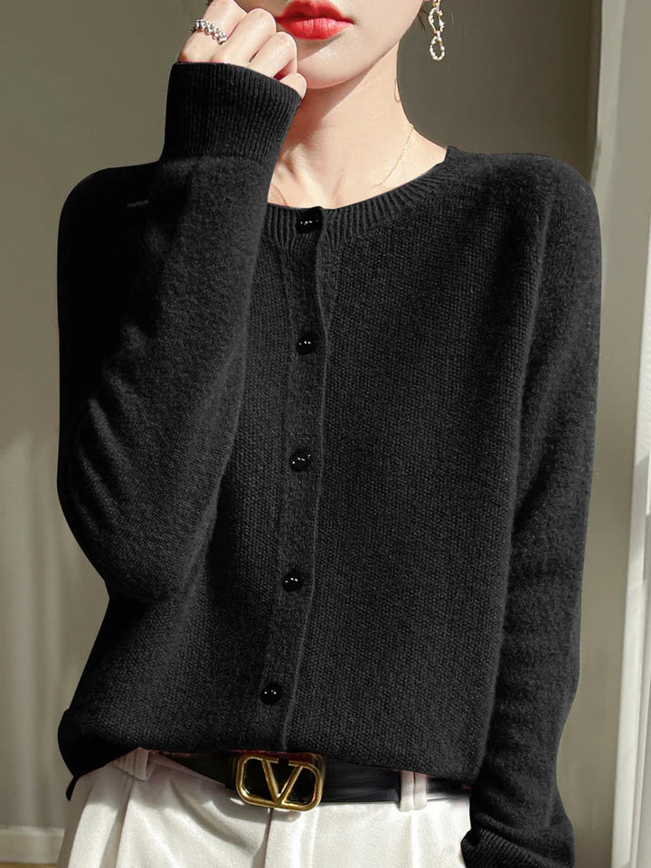 Cardigan femme élégant, maille fine et douce.  Confort supérieur, coupe flatteuse.  Parfait pour toutes occasions.