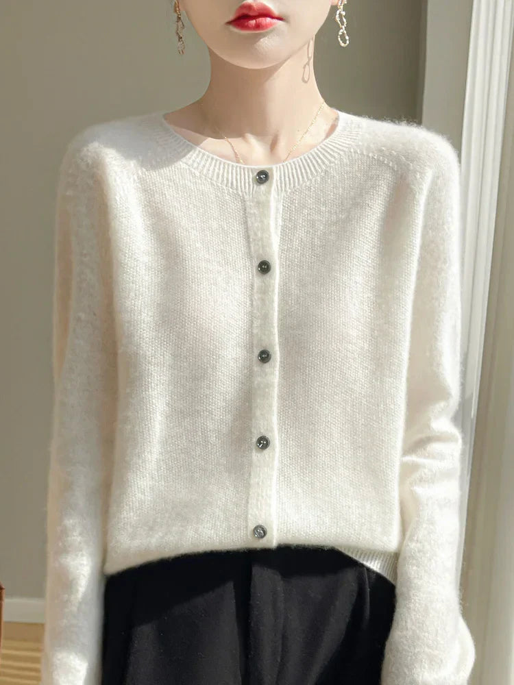 Cardigan femme élégant, maille fine et douce.  Confort supérieur, coupe flatteuse.  Parfait pour toutes occasions.