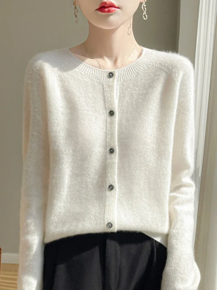 Cardigan femme élégant, maille fine et douce.  Confort supérieur, coupe flatteuse.  Parfait pour toutes occasions.