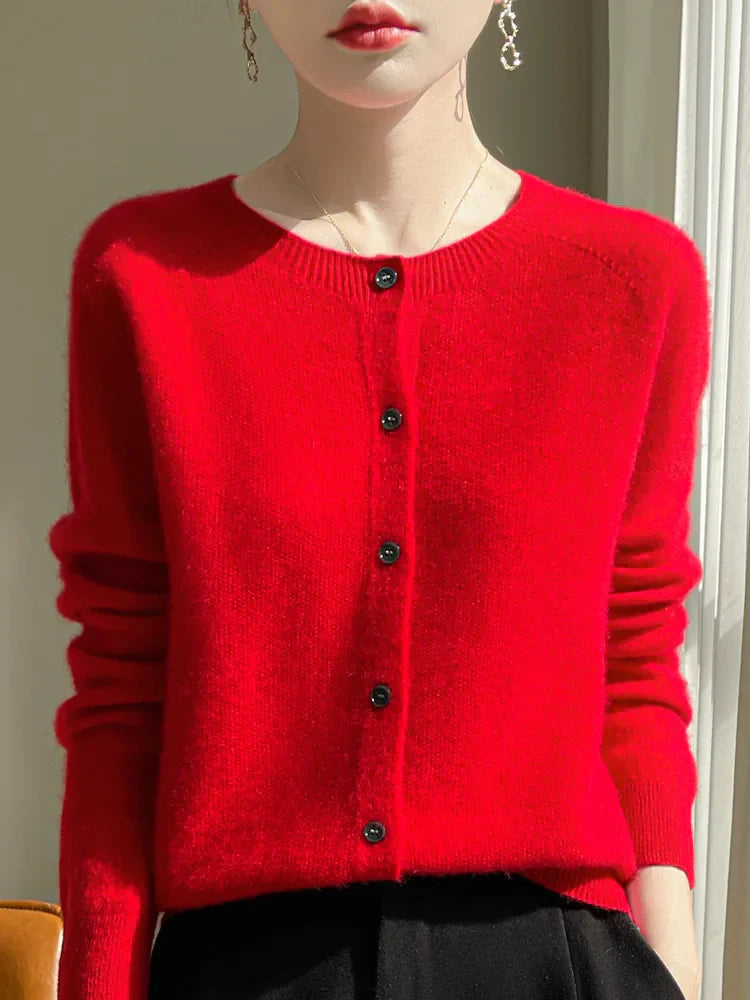 Cardigan femme élégant, maille fine et douce.  Confort supérieur, coupe flatteuse.  Parfait pour toutes occasions.