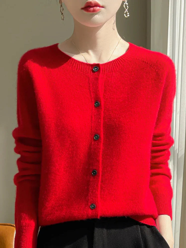 Cardigan femme élégant, maille fine et douce.  Confort supérieur, coupe flatteuse.  Parfait pour toutes occasions.