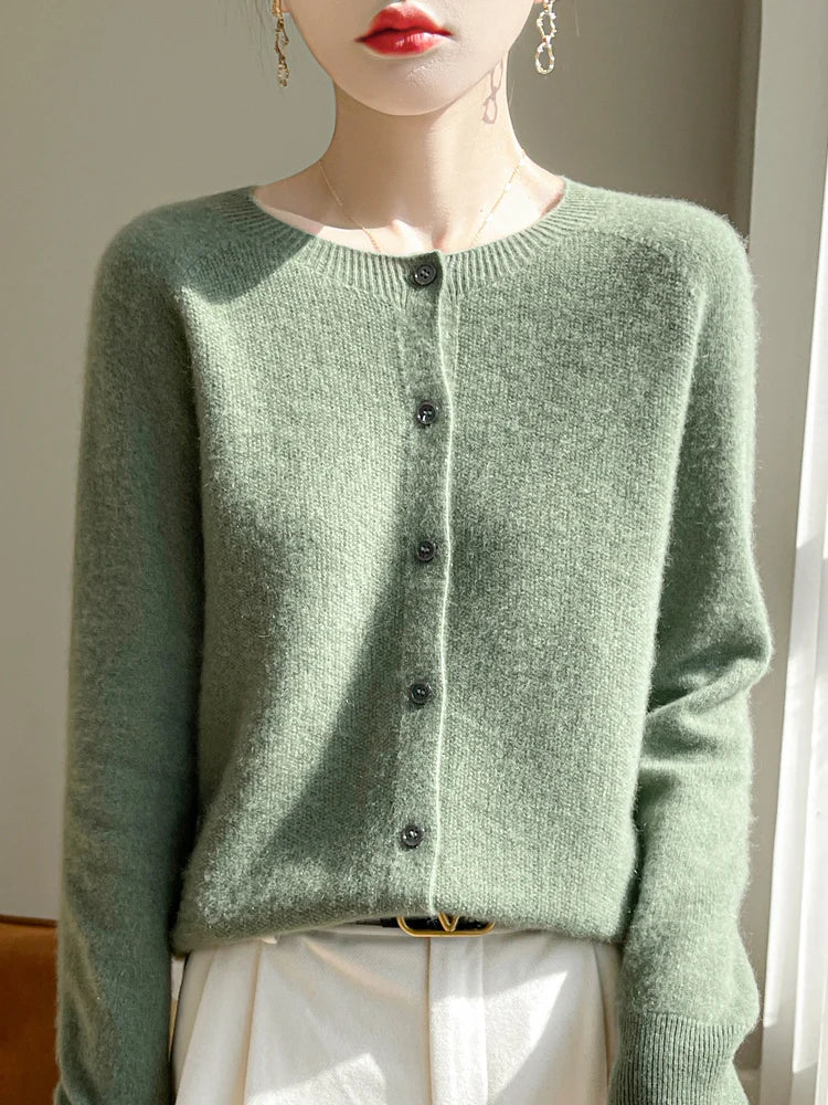 Cardigan femme élégant, maille fine et douce.  Confort supérieur, coupe flatteuse.  Parfait pour toutes occasions.