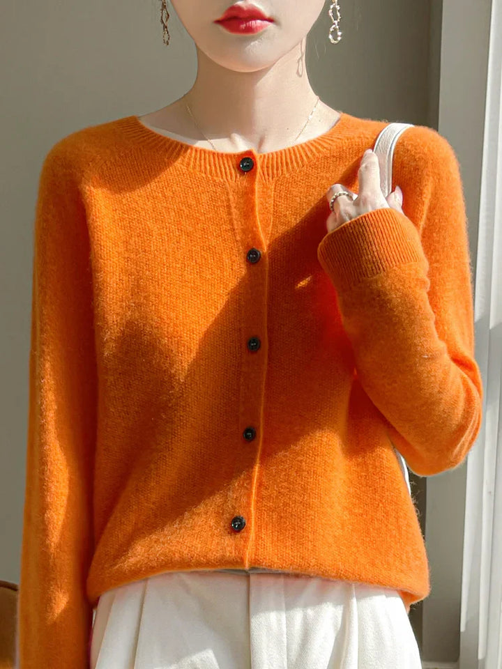 Cardigan femme élégant, maille fine et douce.  Confort supérieur, coupe flatteuse.  Parfait pour toutes occasions.