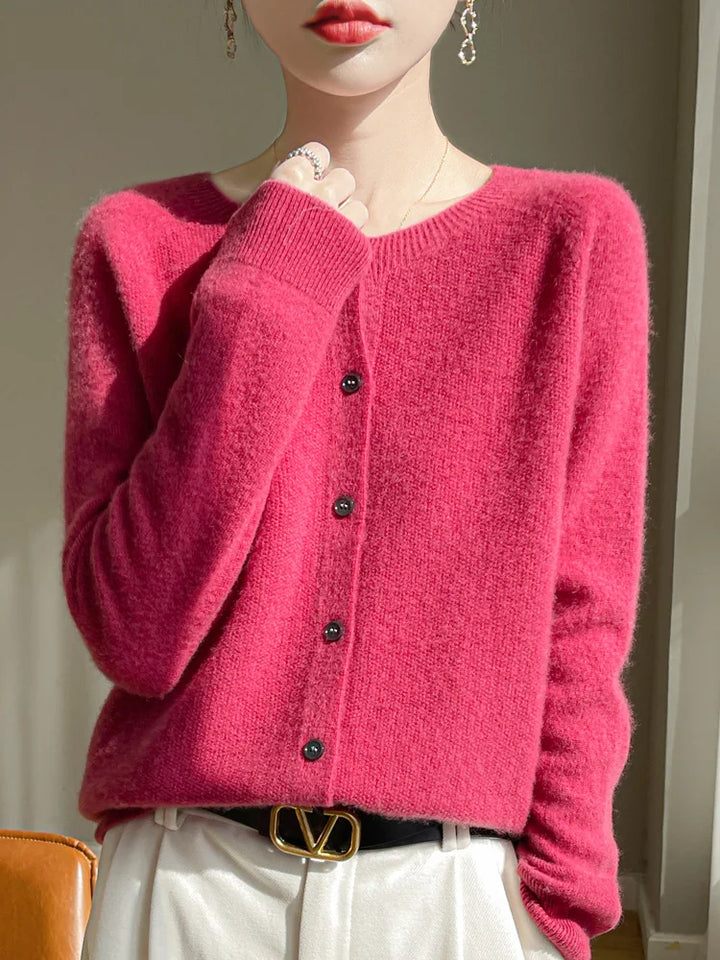 Cardigan femme élégant, maille fine et douce.  Confort supérieur, coupe flatteuse.  Parfait pour toutes occasions.