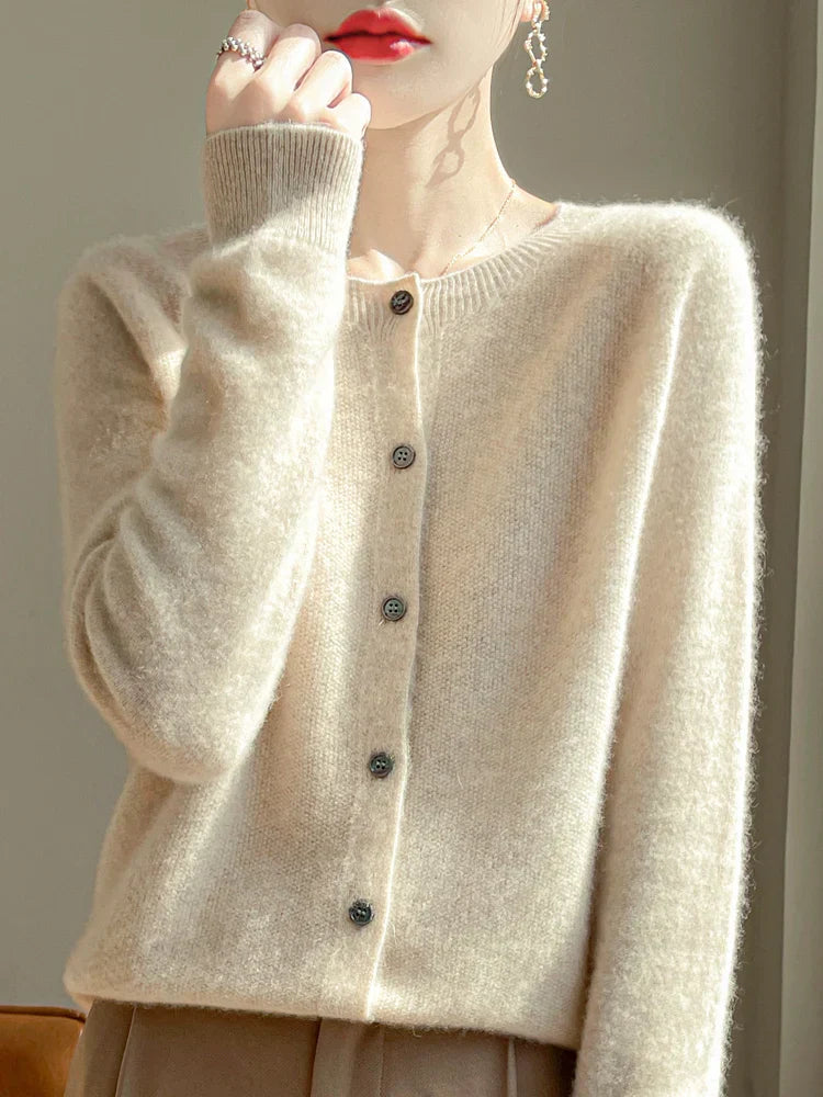 Cardigan femme élégant, maille fine et douce.  Confort supérieur, coupe flatteuse.  Parfait pour toutes occasions.