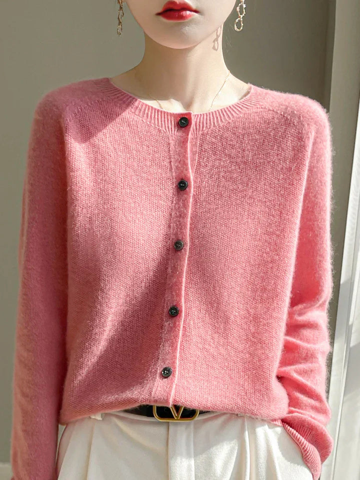 Cardigan femme élégant, maille fine et douce.  Confort supérieur, coupe flatteuse.  Parfait pour toutes occasions.