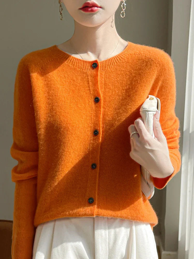 Cardigan femme élégant, maille fine et douce.  Confort supérieur, coupe flatteuse.  Parfait pour toutes occasions.