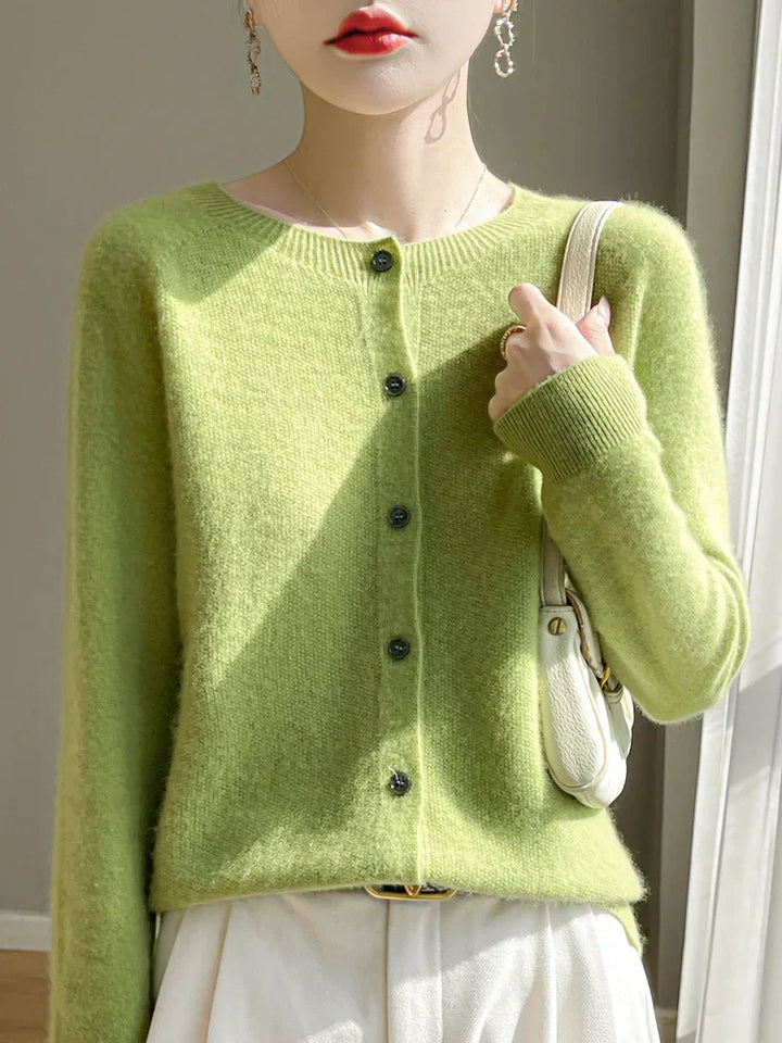 Cardigan femme élégant, maille fine et douce.  Confort supérieur, coupe flatteuse.  Parfait pour toutes occasions.