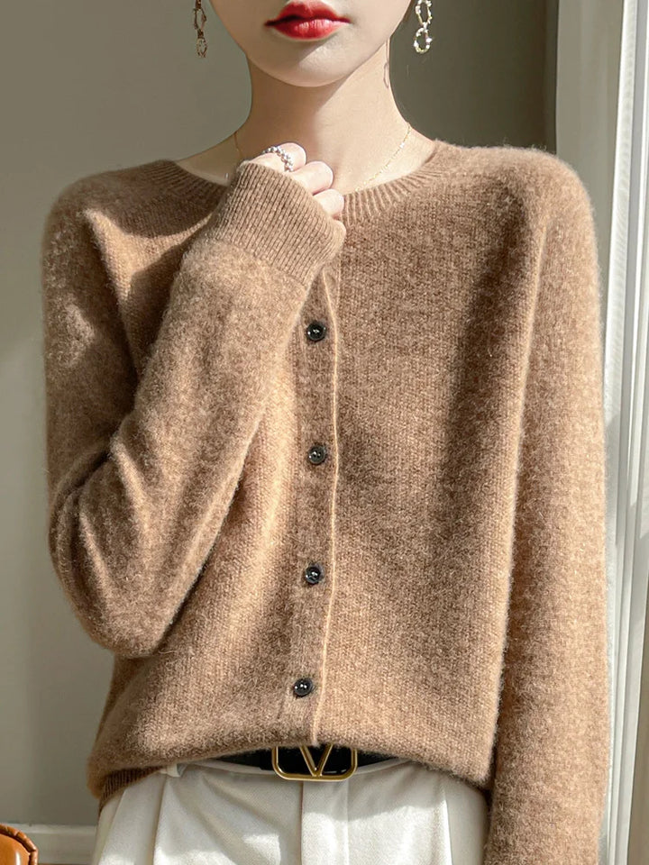 Cardigan femme élégant, maille fine et douce.  Confort supérieur, coupe flatteuse.  Parfait pour toutes occasions.